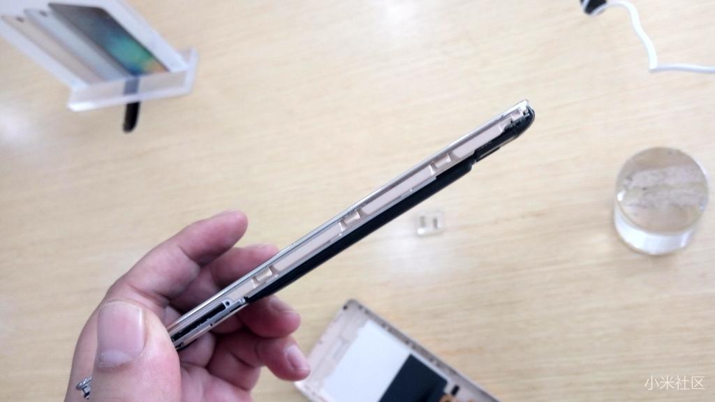 手机电池鼓起导致屏幕变形,售后拒绝保修,大家