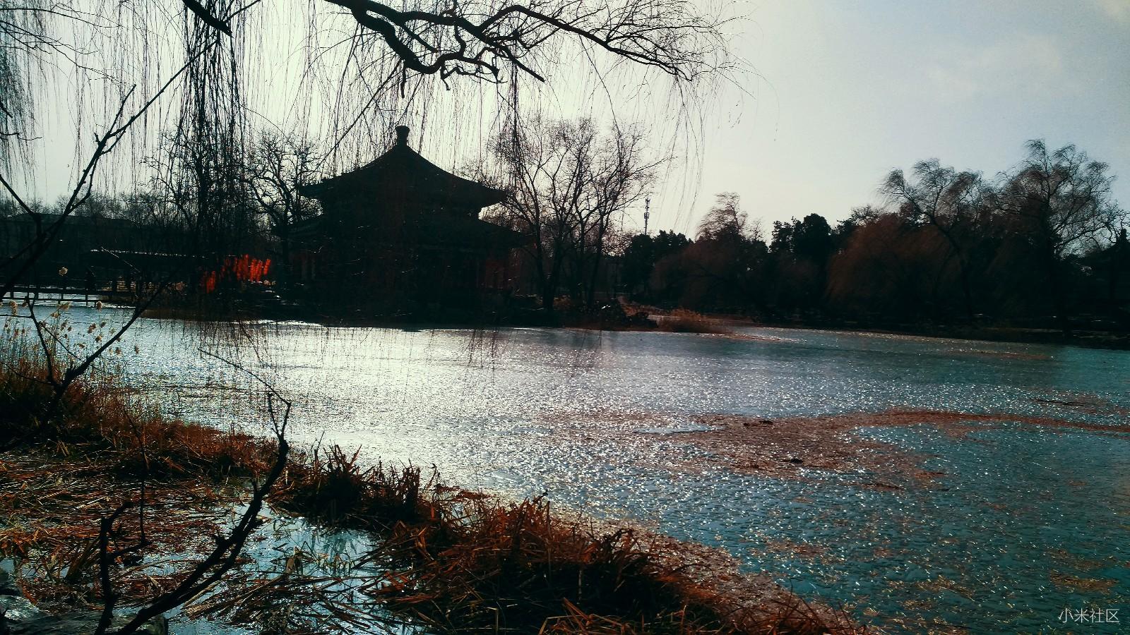 小米note顶配版行走在历史遗留的画景中