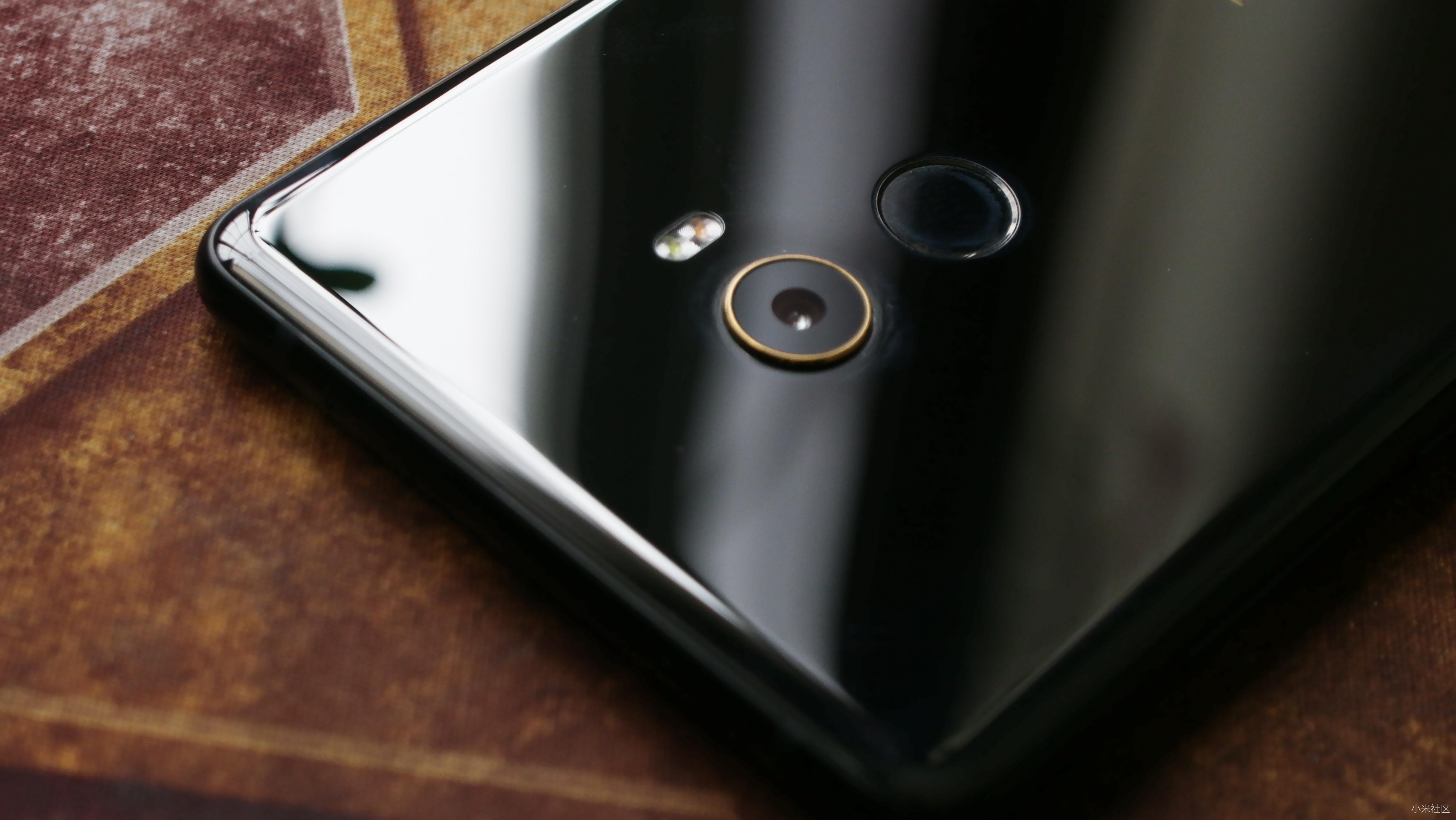 小米mix2采用后置指纹识别功能,后置1300万像素的摄像头,整部手机唯一