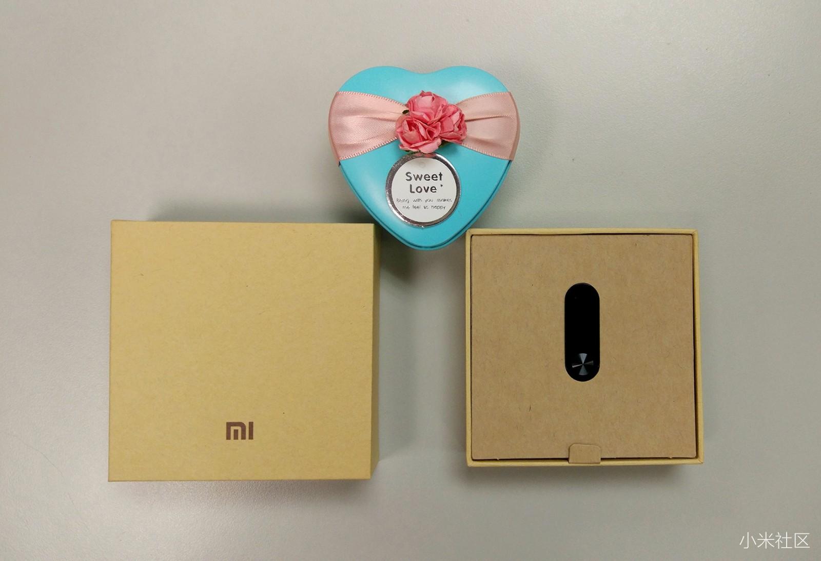 打开包装盒的顶盖,非常有质感的,带有oled显示屏的小米手环2主体映入