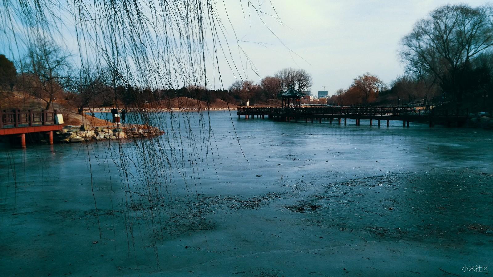 小米note顶配版行走在历史遗留的画景中