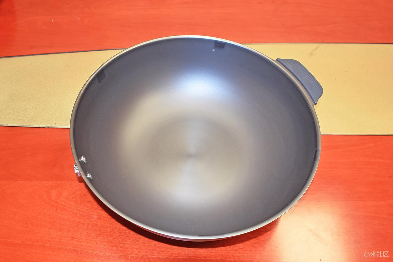 因为圈厨无涂层精铁不锈炒锅的手柄需要自己动手安装