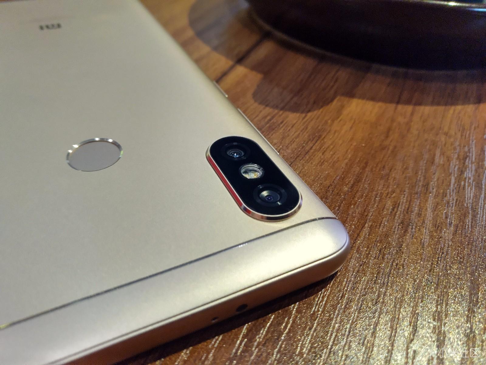 红米note 5采用后置的指纹解锁,与之前机型不同的是,它采用了双摄像头