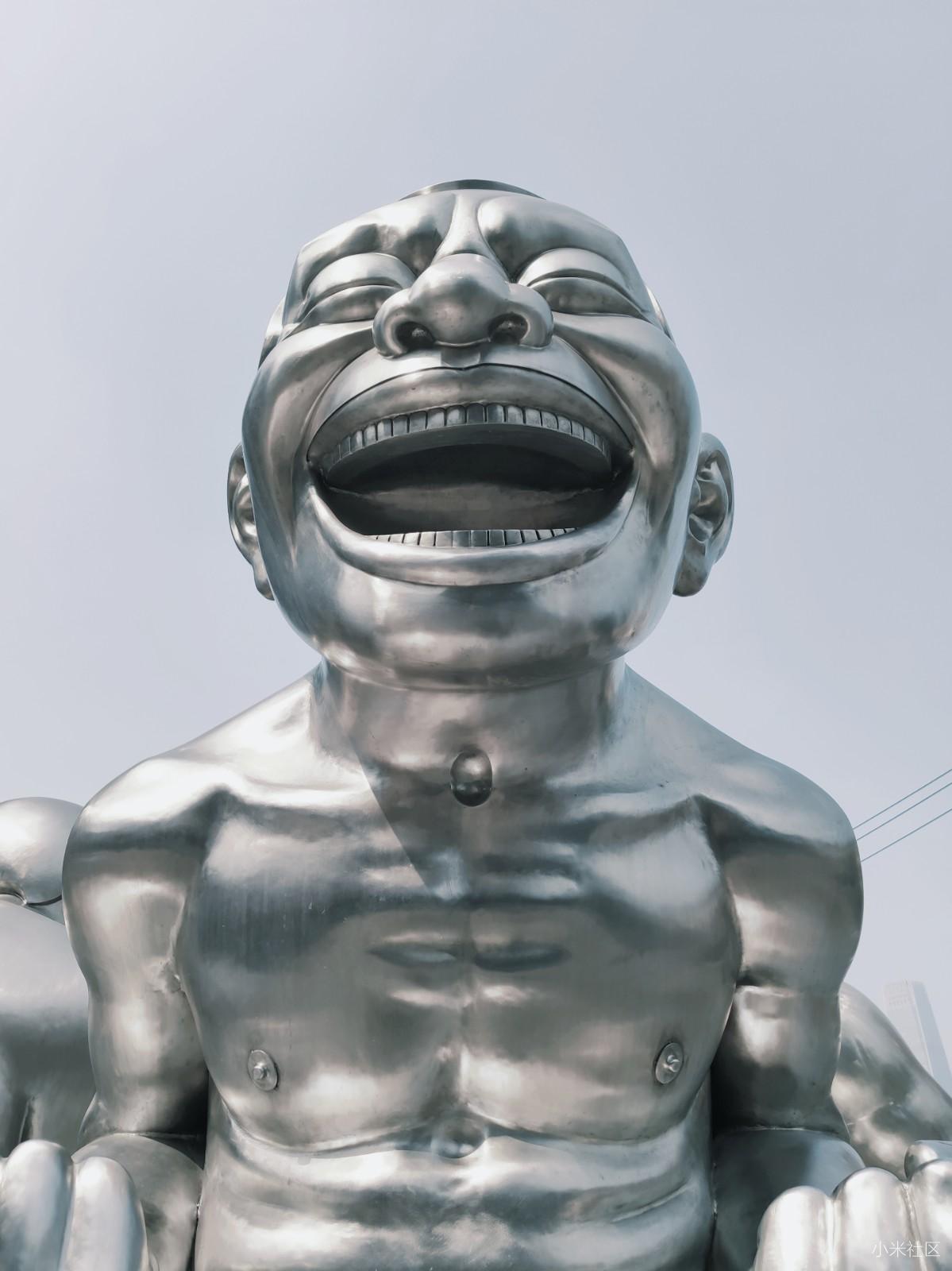 小米9北京今日美术馆门口的雕像