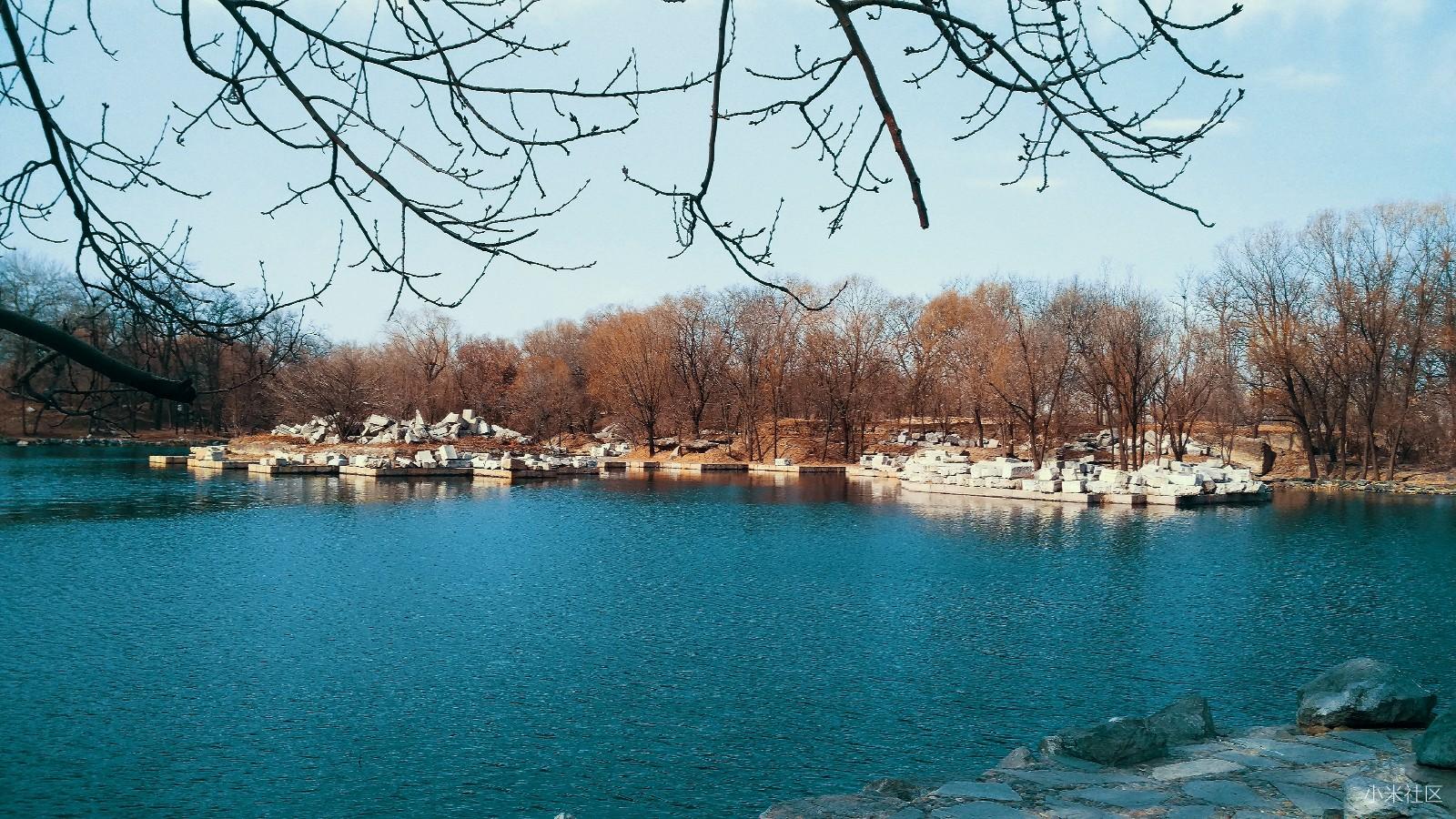 小米note顶配版行走在历史遗留的画景中