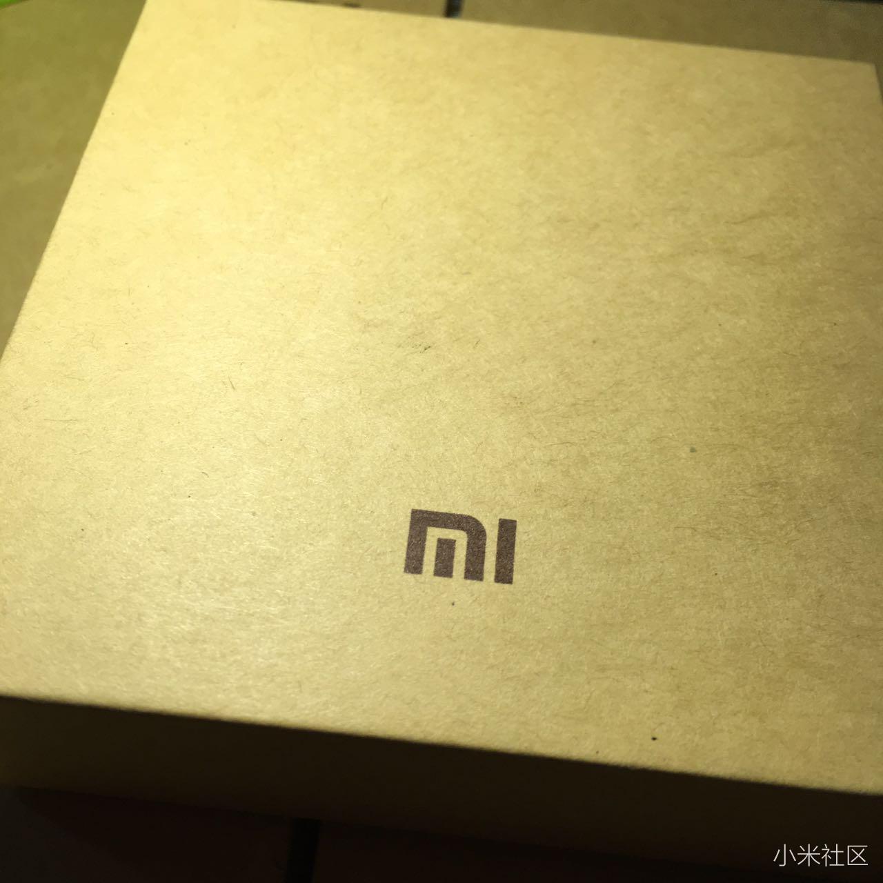 包装盒还是那个经典牛皮纸盒子在小米手环2首发之后再分享微博抽奖中
