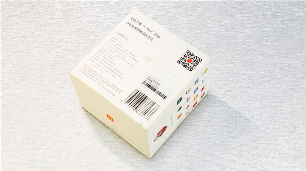 在包装盒背面右上角,印有配套app"小米ai"下载地址的二维码,下方则