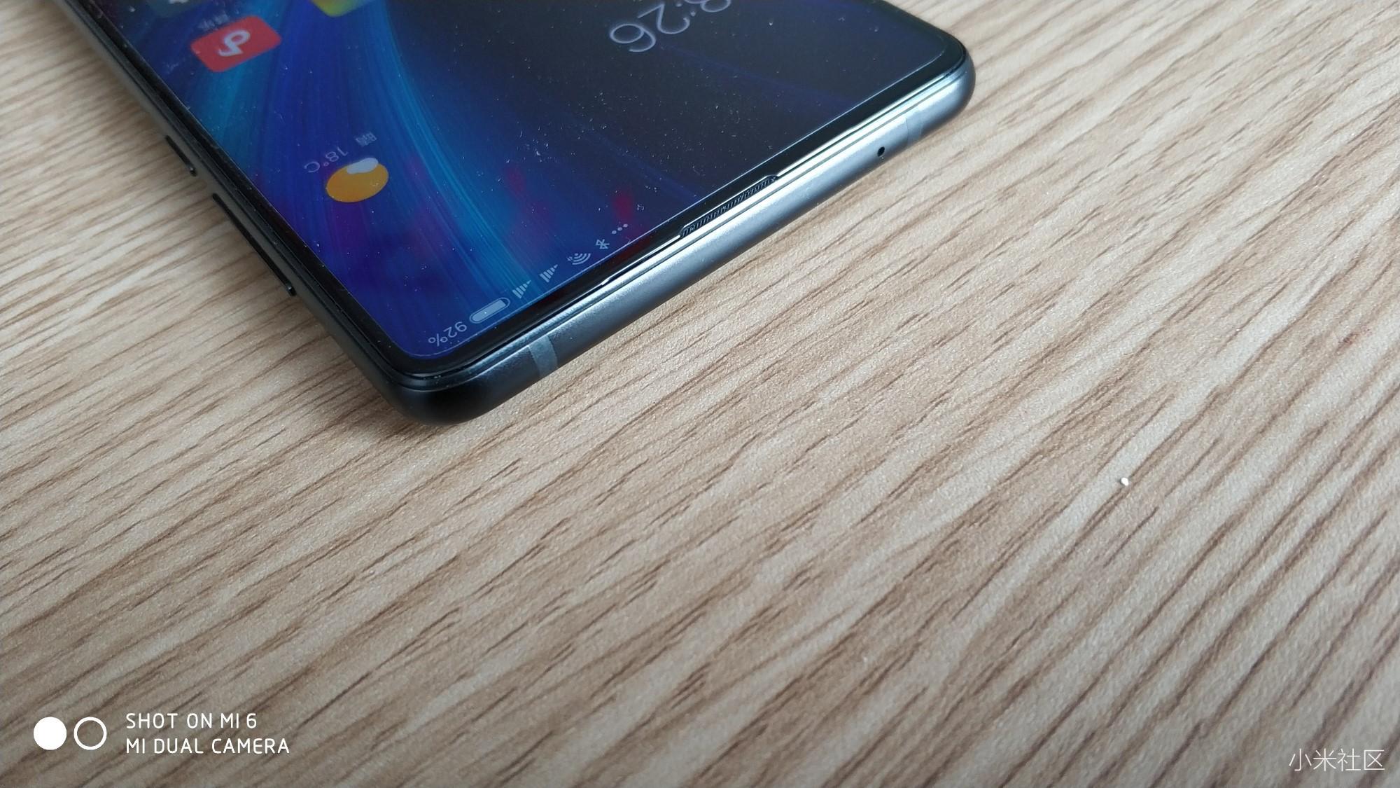 状态下当有信息时闪烁提示.500万像素前置摄像头依然位于右下角.